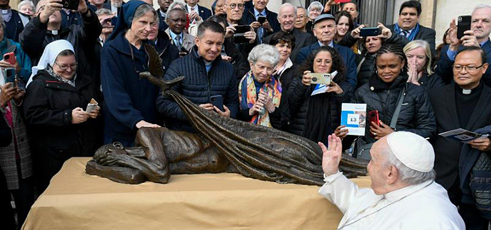 Pope Francis Unveils Sculpture Dedicated To The Homeless Catholic Outlook