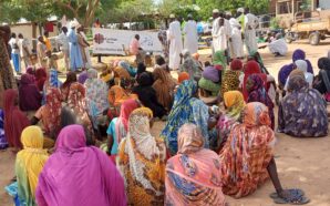 Aid distribution at a transit camp for Sudanese refugees in Chad. Photo credit: Caritas Mongo.