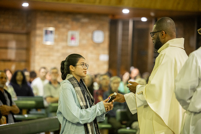 Offering the sacred oils. Image: Alphonsus Fok/Diocese of Parramatta.