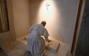 Pope Leo XIV prays at tomb of late Pope Francis…