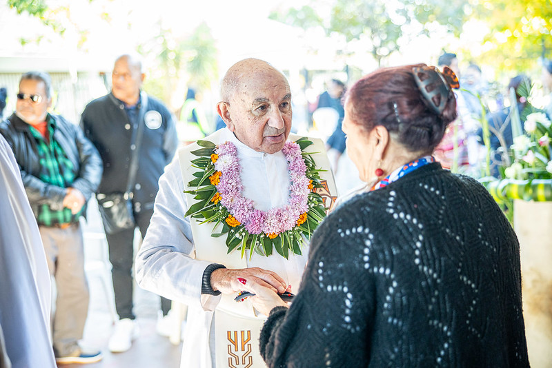 Former Holy Family Parish Priest, Fr Paul Hanna, chats with parishioners. Image: Alphonsus Fok/Diocese of Parramatta.