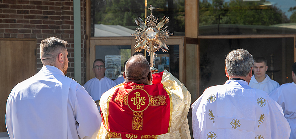 Blue Mountains parishes shine light on Christ the King 