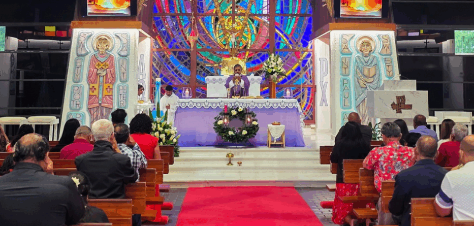 Fr Treesen Silva celebrates Mass. Image: Supplied/Roy Grafix.